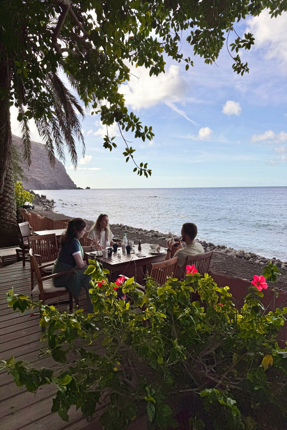 Frühstück mit Blick aufs Meer