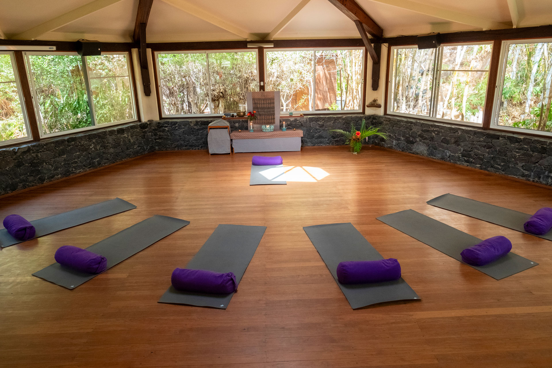 Yogasaal inmitten der Natur